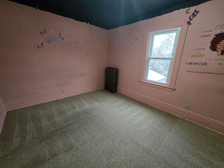 Building Photo - 994 Reaney Ave E