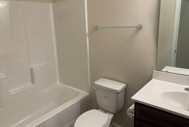 Building Photo - Spacious 5 Bedroom, 3 bath home in Greensb...