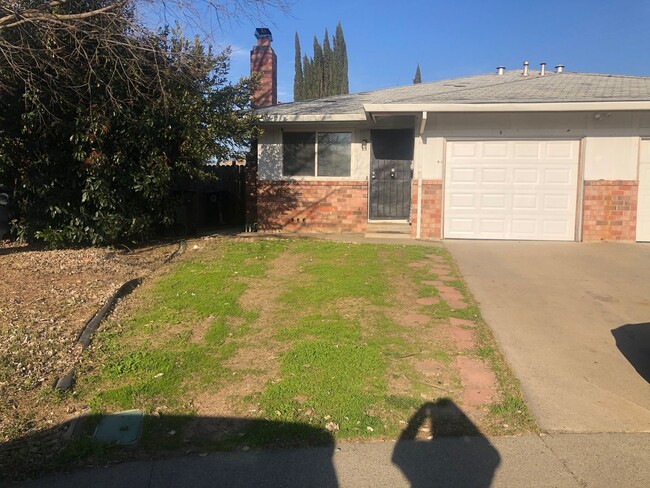 Primary Photo - 3 Bedroom 2 Bath 1/2 Plex in Rancho Cordov...