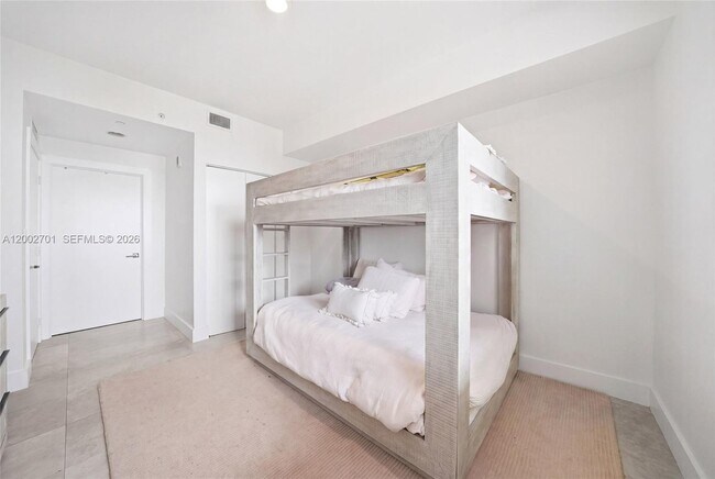 Building Photo - 600 NE 27th St