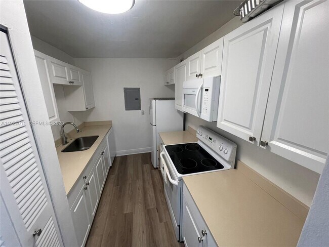 Building Photo - 13455 NE 10th Ave