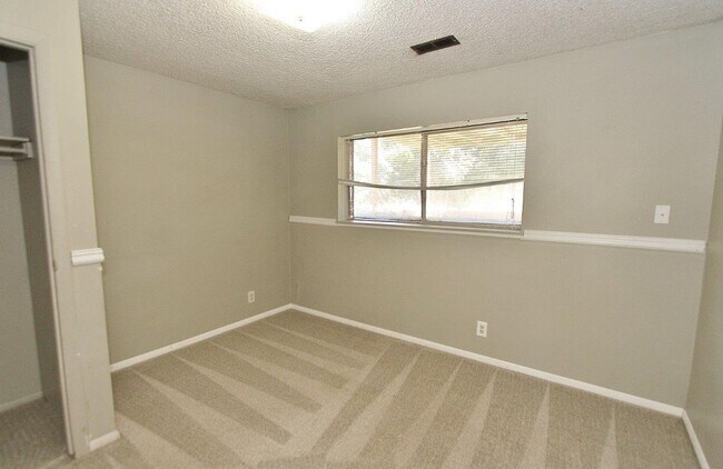 Building Photo - Spacious Home in Quiet Neighborhood