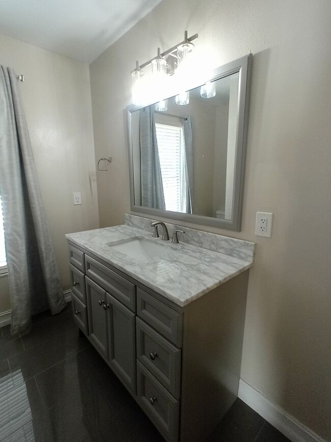 Building Photo - Discover Spacious Living in the Heart of Oviedo!