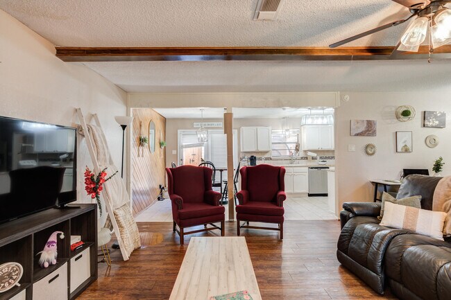 Building Photo - 8633 Knoxville Dr