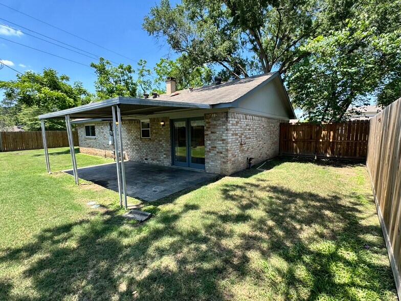 Building Photo - 9811 Charter Ridge Dr