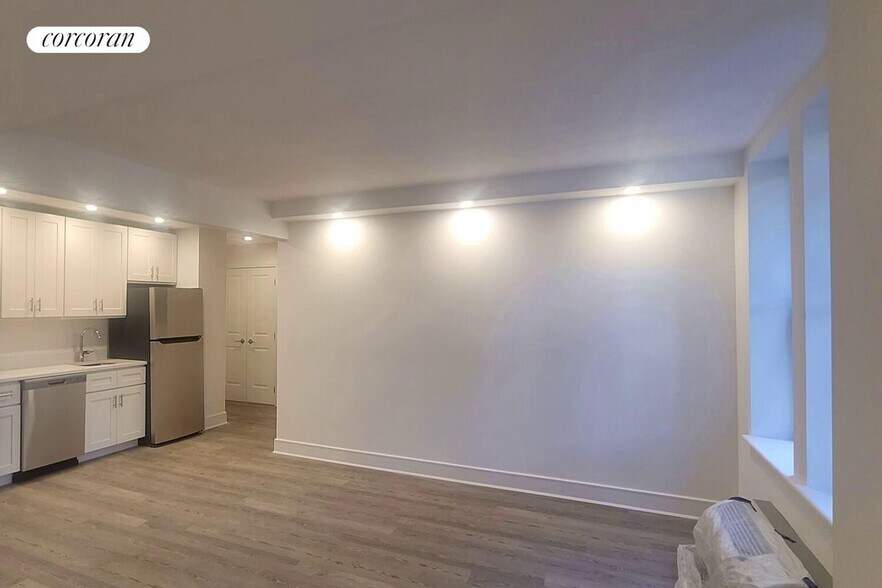 Building Photo - 45 W 81st St