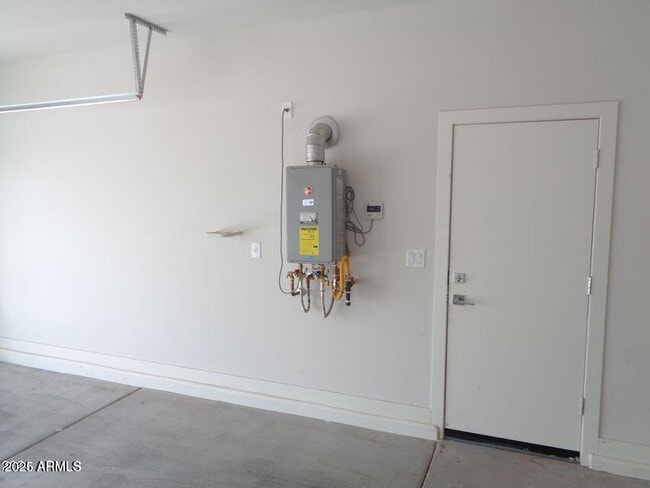 Building Photo - 42400 W Paseo Dr