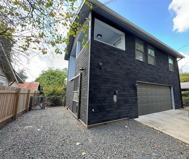 Building Photo - 1208 E 2nd St