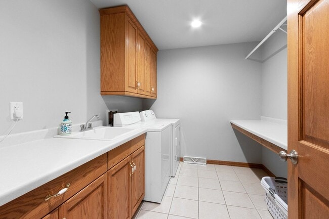 Building Photo - River Point Court Duplex