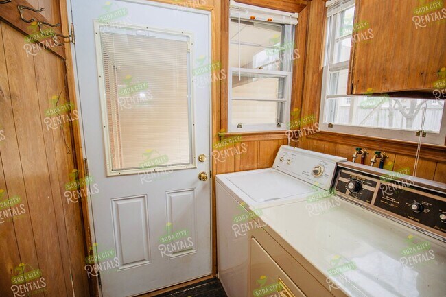 Building Photo - Charming Shandon Corner Lot Home – Hardwood Floors, Fenced Yard + $500 Off 2nd Month!