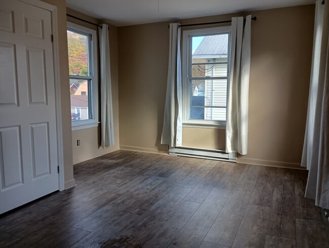 Front room/ Living room - 88 Adaline St