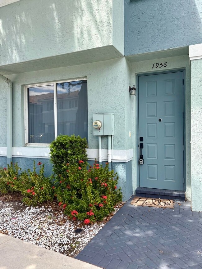 Building Photo - Cozy 3/2.5 Townhome in Convenient Location