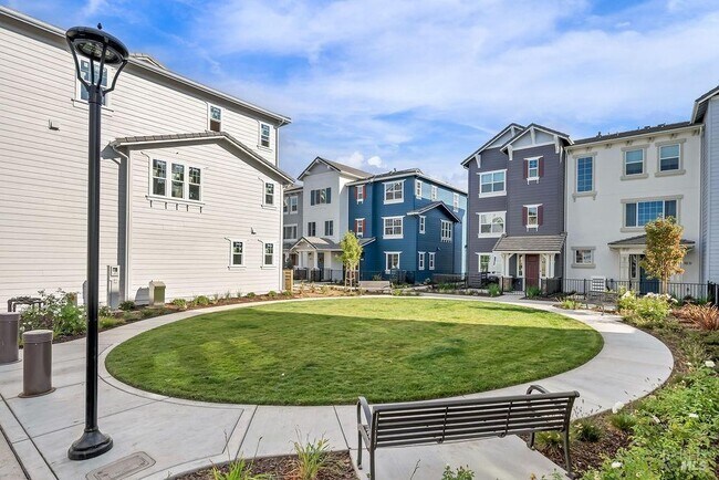 Building Photo - 327 Pear Tree Ln