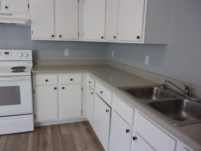 Building Photo - 3 Bedroom 1 Bath Home Recently Updated