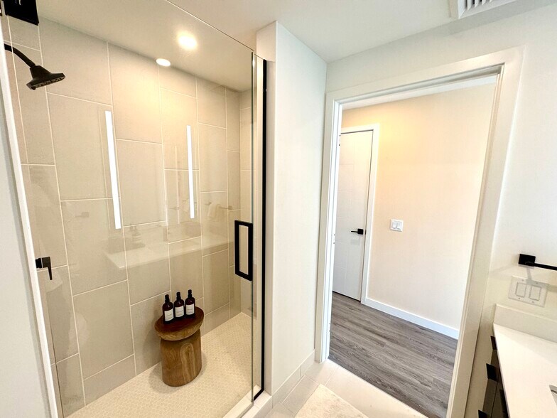 Building Photo - 1940 NW 2nd Ct