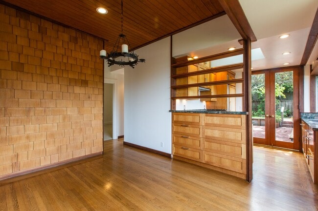 Building Photo - Mid Century Beauty in the Heart of the Ban...