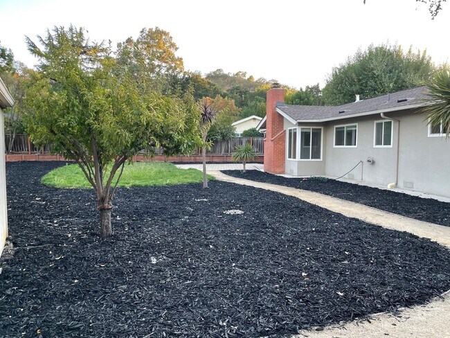 Building Photo - 4 Bed 2 Bath Single Family Home In Walnut Creek (Remodeled)