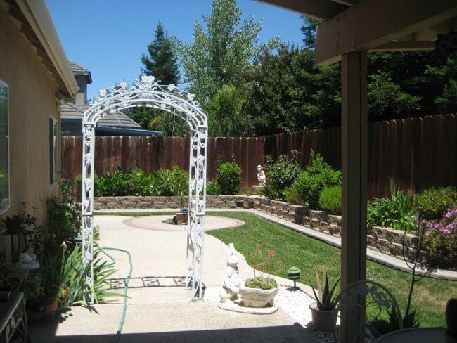 Building Photo - Large corner lot, 4 bedroom with Pool/Spa