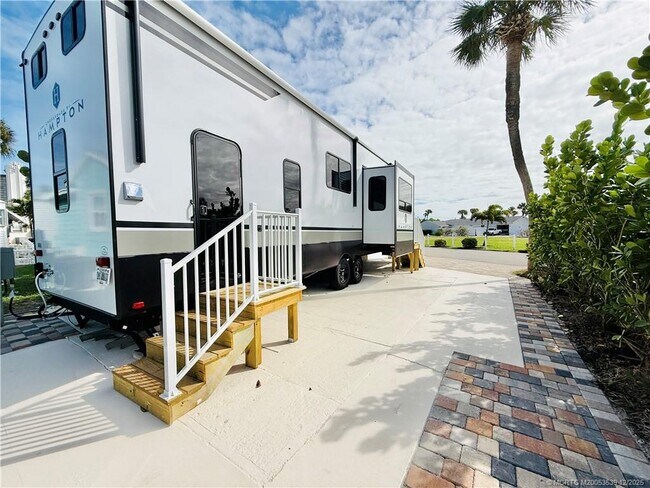 Building Photo - 10725 S Ocean Dr