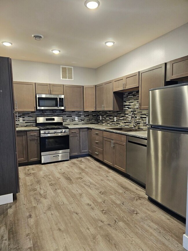 Primary Photo - 122 S Main St