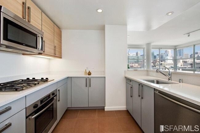 Building Photo - 555 4th St