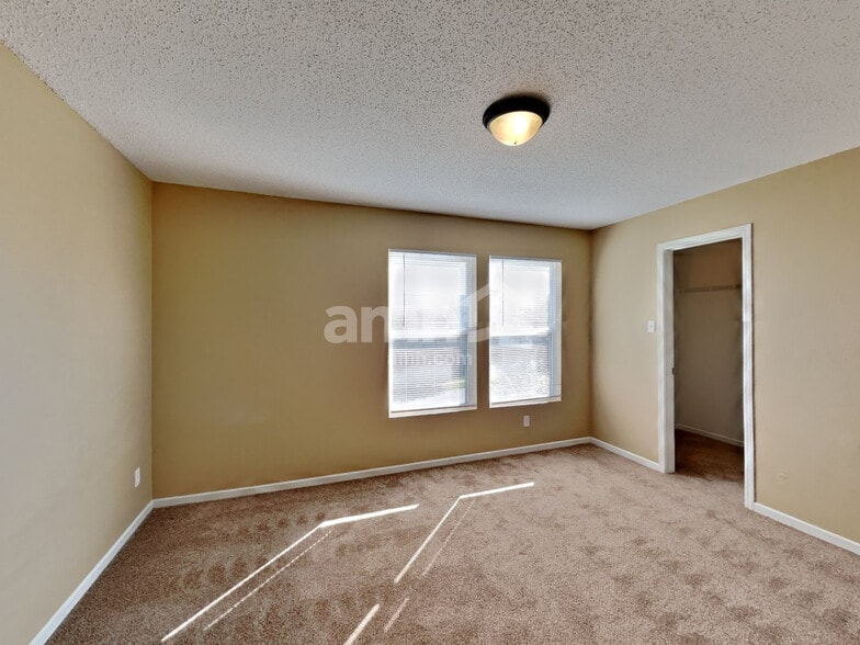 Building Photo - 202 Creekview Dr