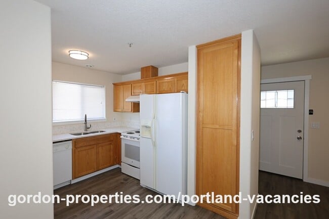 Building Photo - SE 121st Ave- 3 bedroom townhome with gas fireplace