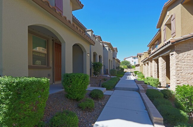 Building Photo - Newer, Fabulous town home in the heart of ...