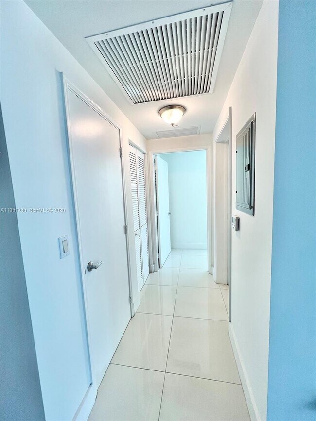 Building Photo - 950 Brickell Bay Dr