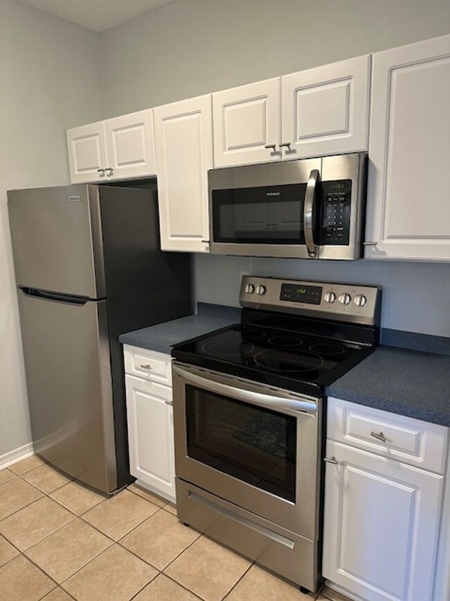 Building Photo - Charming First Floor Condo