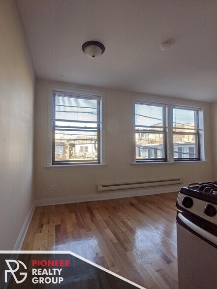 Building Photo - 812 W Diversey Pky