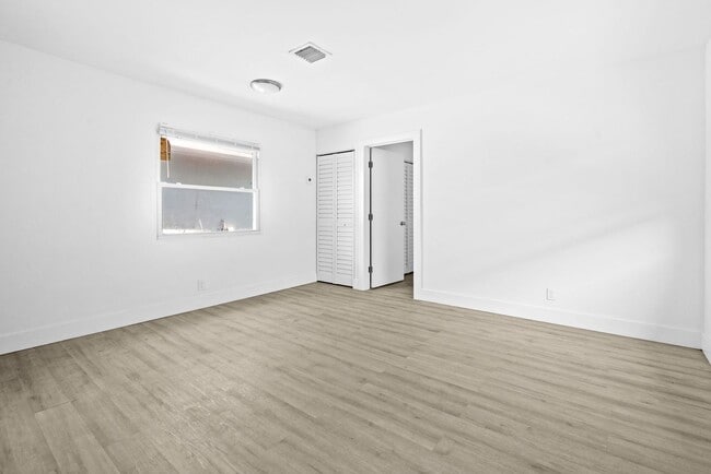 Building Photo - 1022 NW 6th Ave