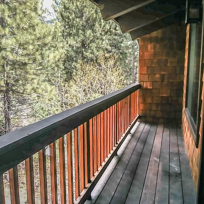Building Photo - Charming 3-bedroom Lodge-Style Townhouse