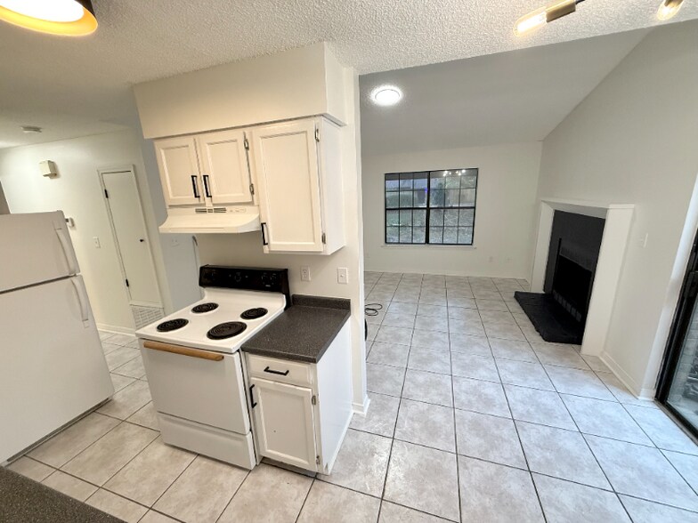 Building Photo - 9345 Chisholm Rd