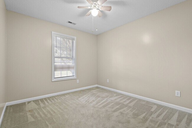 Building Photo - Large Home in Harvest