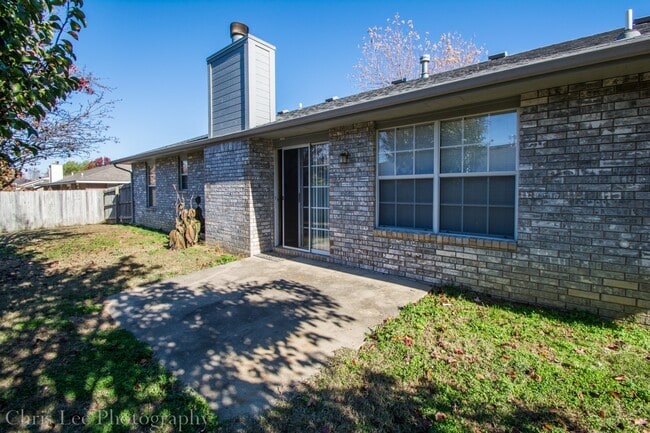 Building Photo - Very Well Kept 3BR/2BA home in Wedington Area! Great location, great yard! Ready for showings!