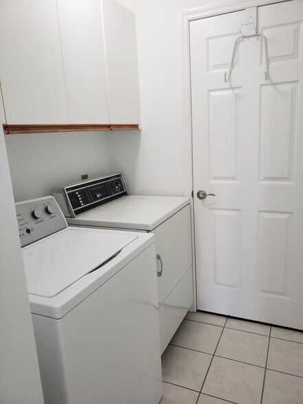 laundry room - 859 Tanbark Dr