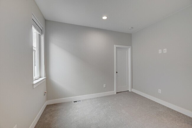 Building Photo - $3,900 - 4 Bed, 3.5 Bath Updated Townhome ...