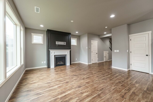 Building Photo - Stunning Salmon Creek Gem for Rent! - 3 Be...