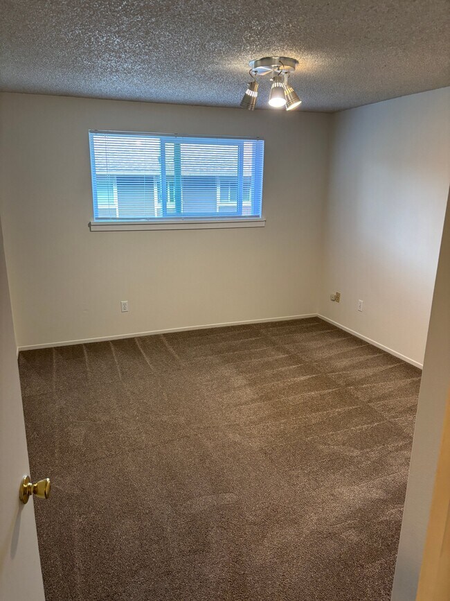 Building Photo - 1626 Kent Des Moines Rd