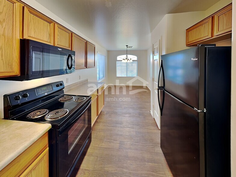 Building Photo - 6019 W Jones Ave