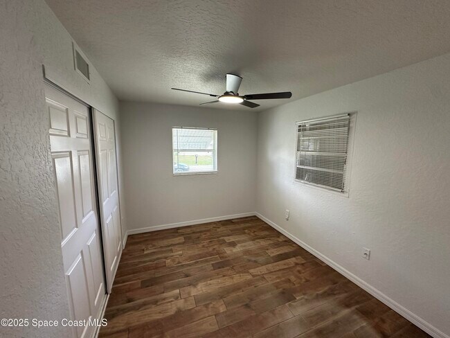 Building Photo - 2033 Robinhood Dr