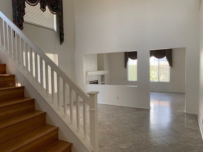 Building Photo - 4 bed / 3 bath house in Anaheim near Brook...