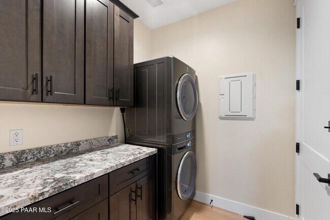 Building Photo - 5999 Finch Pl