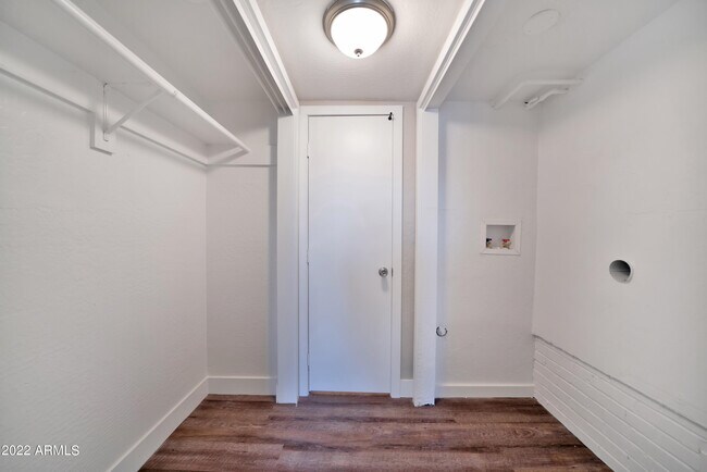 Building Photo - 6 E Linda Ln