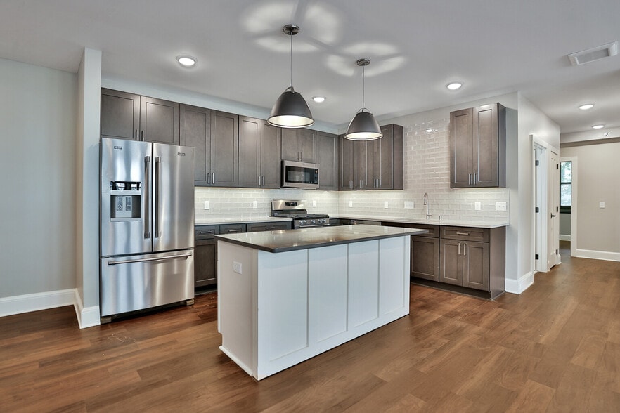 Building Photo - 107 Chestnut St E