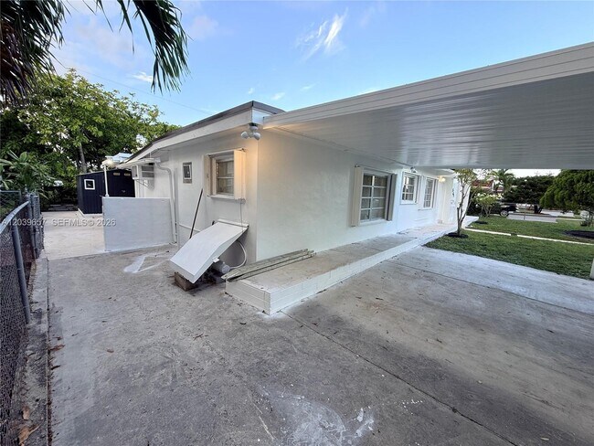Building Photo - 561 W 39th St