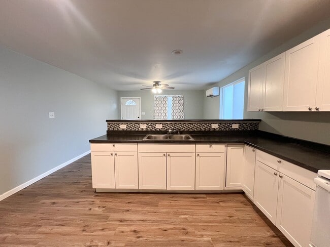 Building Photo - Move-In Special Available! Cozy 3-Bedroom,...