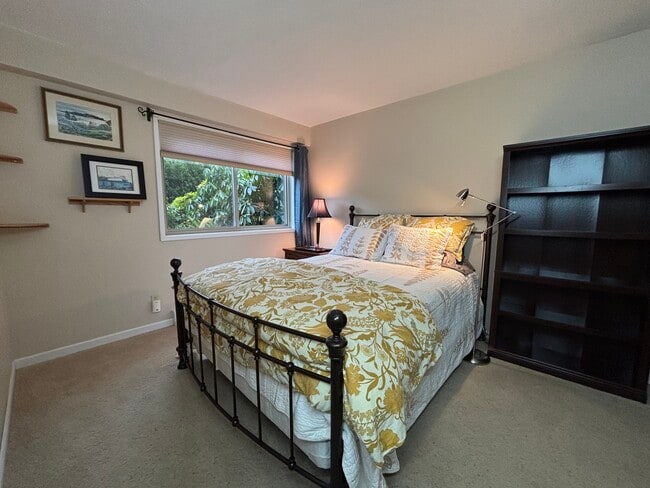 Building Photo - 221 N Bay Ln