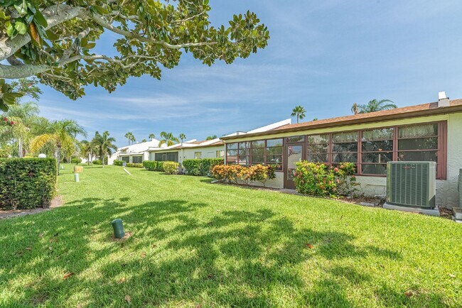 Building Photo - Fully furnished Beachside townhome